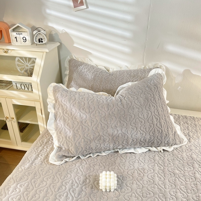 91家纺网 家纺一手货源 找家纺 妮可 2025秋冬新款加厚牛奶绒多功能荷叶边纯色枕套 温暖灰