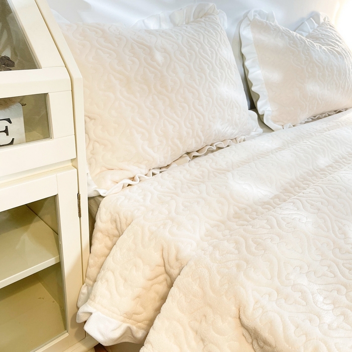 91家纺网 家纺一手货源 找家纺 妮可 2025秋冬新款加厚牛奶绒多功能荷叶边纯色枕套 奶油白