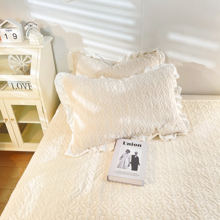 91家纺网 家纺一手货源 找家纺 妮可 2025秋冬新款加厚牛奶绒多功能荷叶边纯色枕套 奶油白