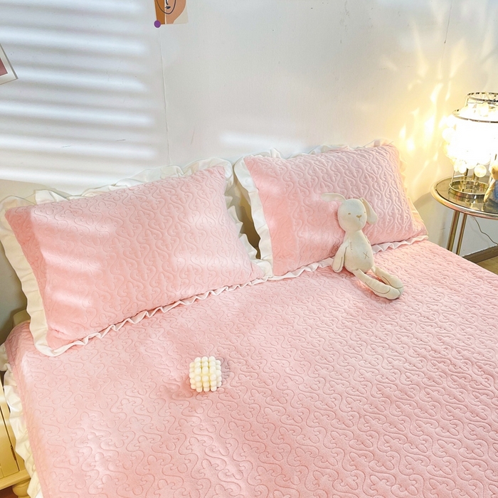 91家纺网 家纺一手货源 找家纺 妮可 2025秋冬新款加厚牛奶绒多功能荷叶边纯色枕套 蜜桃粉