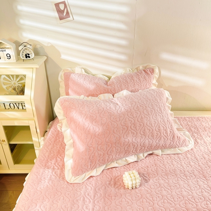 91家纺网 家纺一手货源 找家纺 妮可 2025秋冬新款加厚牛奶绒多功能荷叶边纯色枕套 蜜桃粉