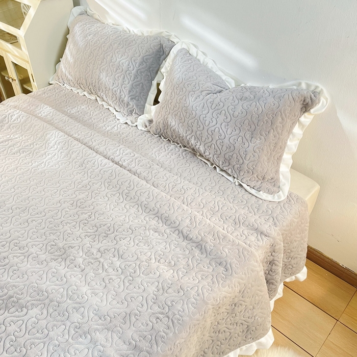 91家纺网 家纺一手货源 找家纺 妮可 2025秋冬新款加厚牛奶绒多功能荷叶边纯色枕套 温暖灰