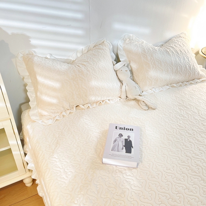 91家纺网 家纺一手货源 找家纺 妮可 2025秋冬新款加厚牛奶绒多功能荷叶边纯色枕套 奶油白