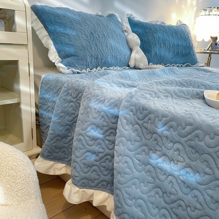 91家纺网 家纺一手货源 找家纺 妮可 2025秋冬新款加厚牛奶绒多功能荷叶边纯色枕套 天空蓝