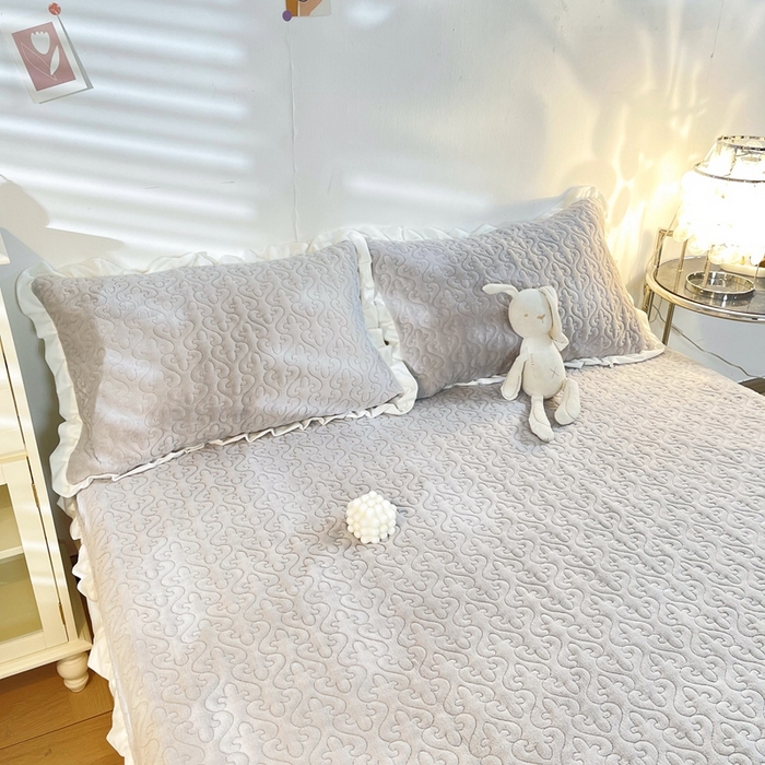 91家纺网 家纺一手货源 找家纺 妮可 2025秋冬新款加厚牛奶绒多功能荷叶边纯色枕套 温暖灰