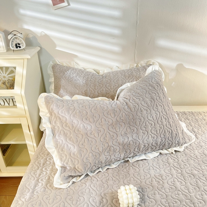 91家纺网 家纺一手货源 找家纺 妮可 2025秋冬新款加厚牛奶绒多功能荷叶边纯色枕套 温暖灰