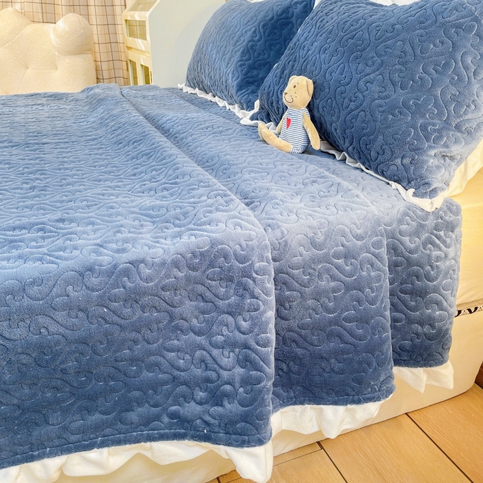 91家纺网 家纺一手货源 找家纺 妮可 2025秋冬新款加厚牛奶绒多功能荷叶边纯色枕套 深海蓝