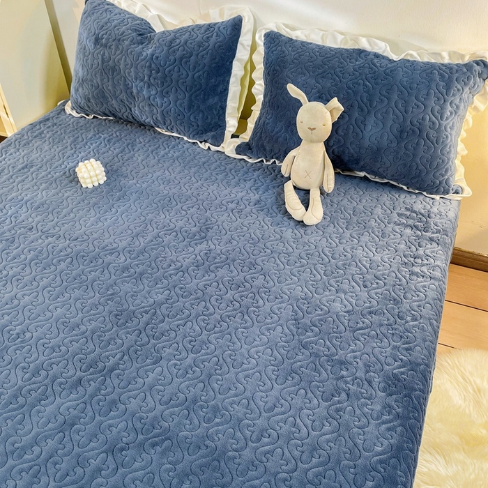 91家纺网 家纺一手货源 找家纺 妮可 2025秋冬新款加厚牛奶绒多功能荷叶边纯色枕套 深海蓝