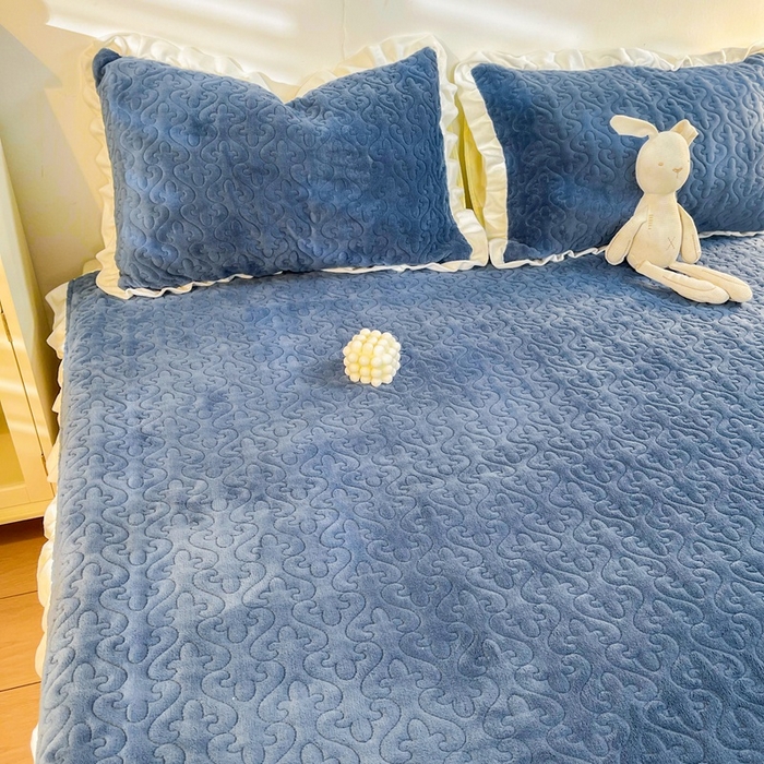 91家纺网 家纺一手货源 找家纺 妮可 2025秋冬新款加厚牛奶绒多功能荷叶边纯色枕套 深海蓝