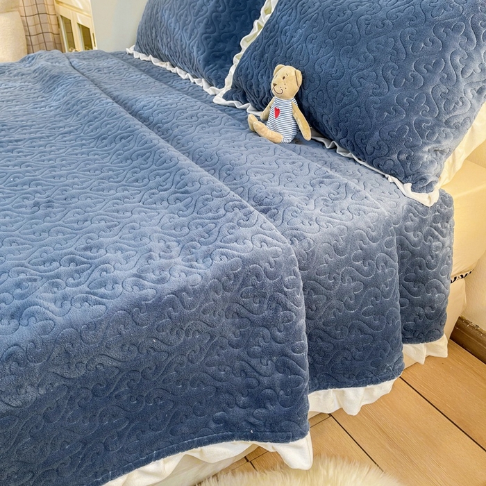 91家纺网 家纺一手货源 找家纺 妮可 2025秋冬新款加厚牛奶绒多功能荷叶边纯色枕套 深海蓝