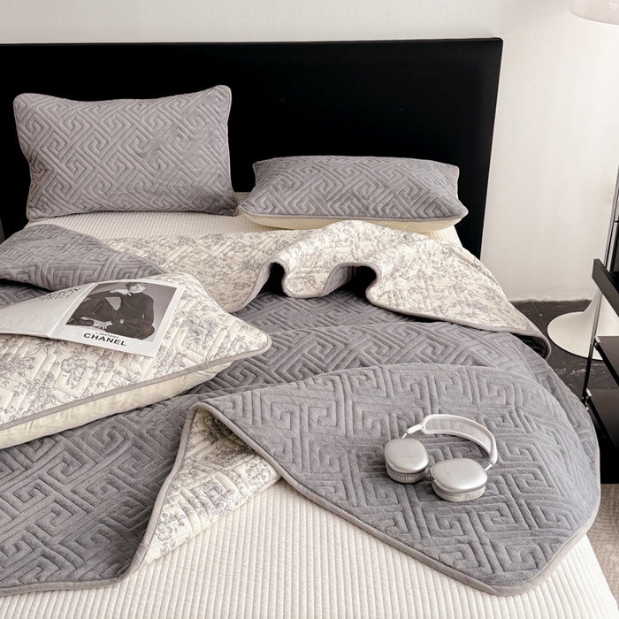 91家纺网 家纺一手货源 找家纺 妮可 2025新款四季款双面可用一面棉一面220克牛奶绒夹棉床单床盖 灰茉-格调