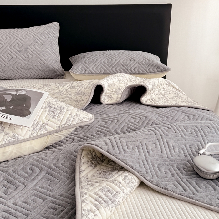 91家纺网 家纺一手货源 找家纺 妮可 2025新款四季款双面可用一面棉一面220克牛奶绒夹棉床单床盖 灰茉-格调