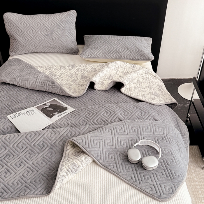 91家纺网 家纺一手货源 找家纺 妮可 2025新款四季款双面可用一面棉一面220克牛奶绒夹棉床单床盖 灰茉-格调