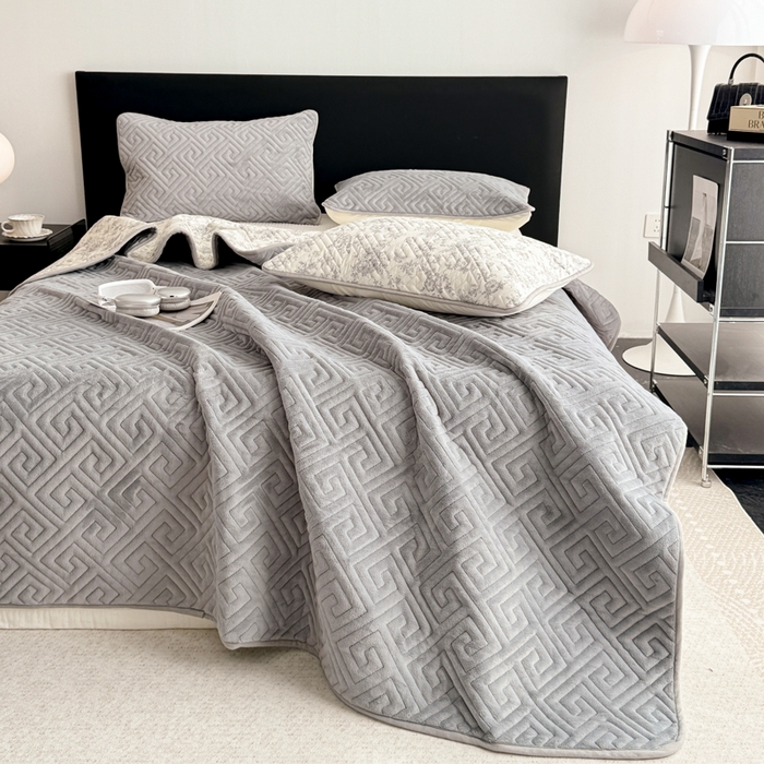 91家纺网 家纺一手货源 找家纺 妮可 2025新款四季款双面可用一面棉一面220克牛奶绒夹棉床单床盖 灰茉-格调