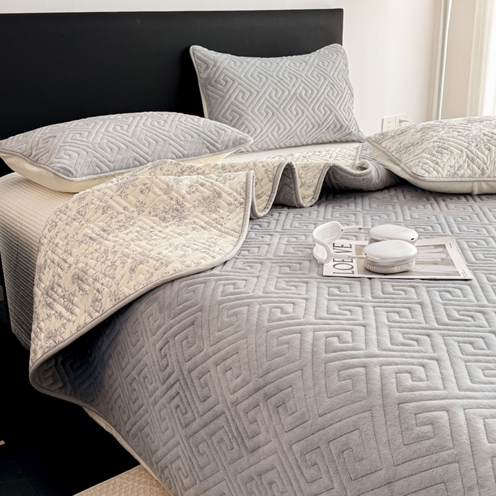 91家纺网 家纺一手货源 找家纺 妮可 2025新款四季款双面可用一面棉一面220克牛奶绒夹棉床单床盖 灰茉-格调