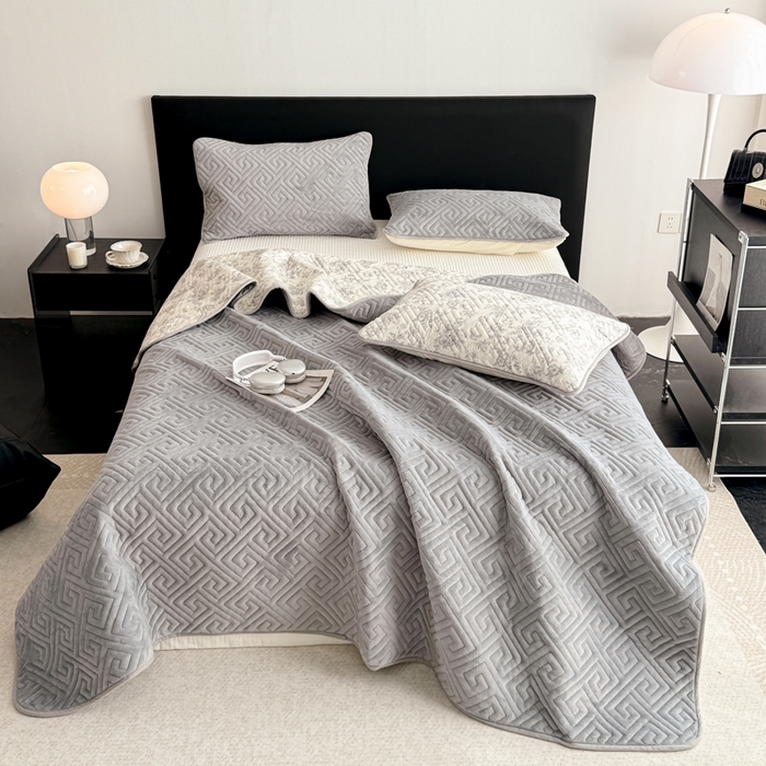 91家纺网 家纺一手货源 找家纺 妮可 2025新款四季款双面可用一面棉一面220克牛奶绒夹棉床单床盖 灰茉-格调