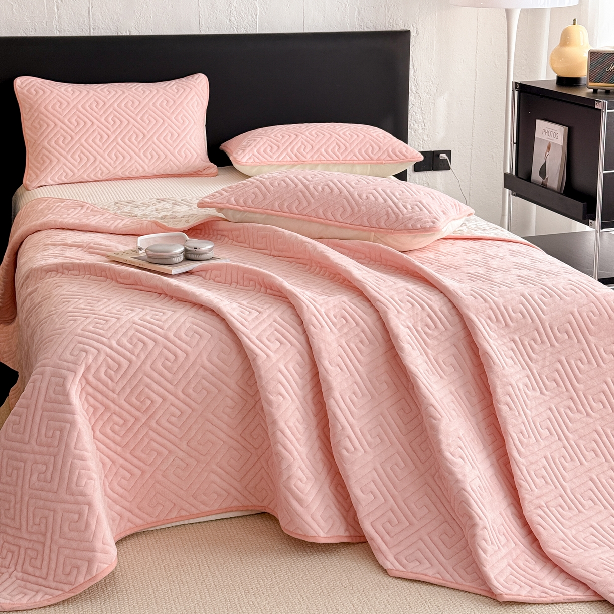 91家纺网 家纺一手货源 找家纺 妮可 2025新款四季款双面可用一面棉一面220克牛奶绒夹棉床单床盖 粉芙-漫花