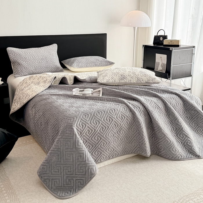 91家纺网 家纺一手货源 找家纺 妮可 2025新款四季款双面可用一面棉一面220克牛奶绒夹棉床单床盖 灰茉-格调