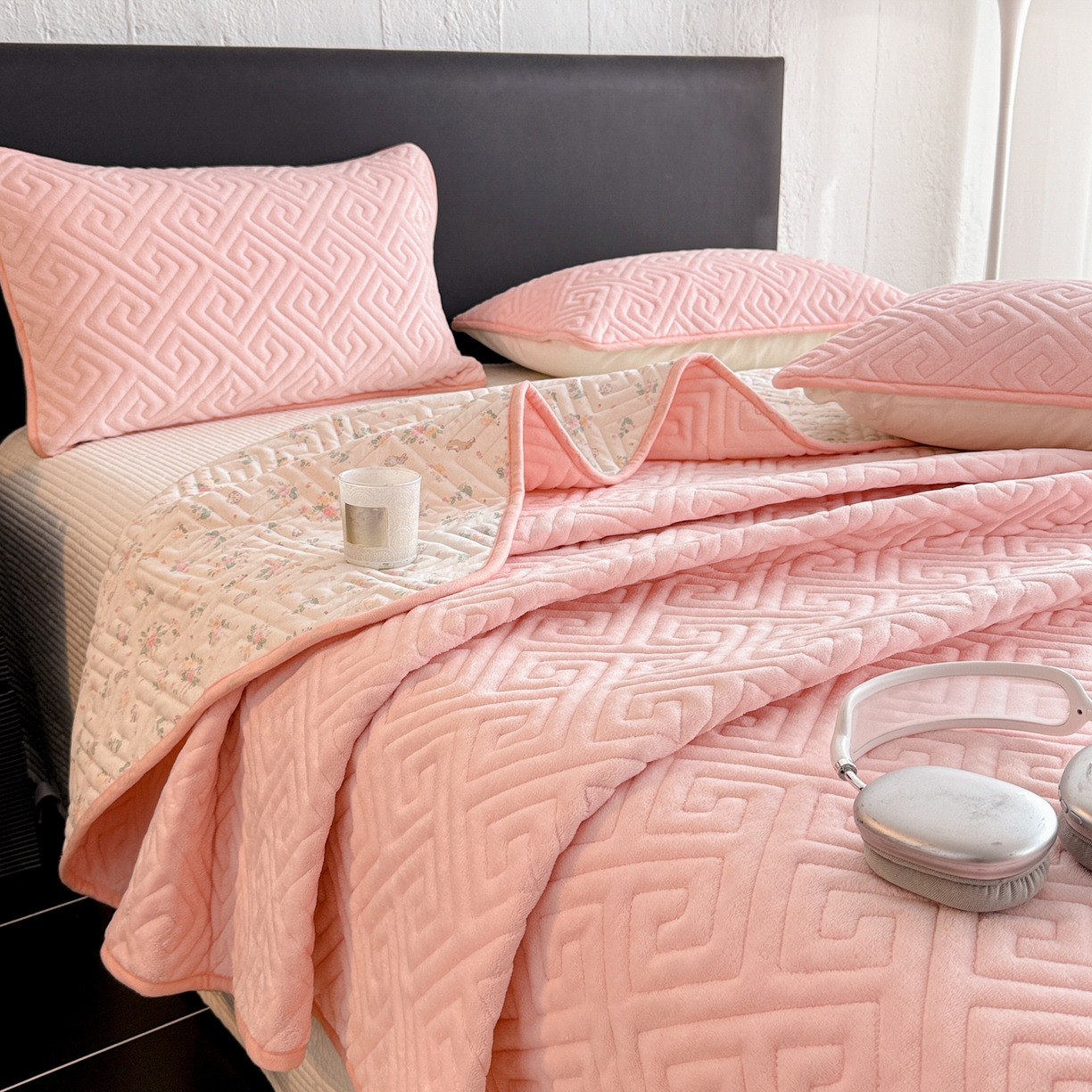 91家纺网 家纺一手货源 找家纺 妮可 2025新款四季款双面可用一面棉一面220克牛奶绒夹棉床单床盖 粉芙-漫花