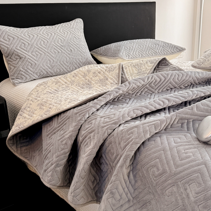 91家纺网 家纺一手货源 找家纺 妮可 2025新款四季款双面可用一面棉一面220克牛奶绒夹棉床单床盖 灰茉-格调