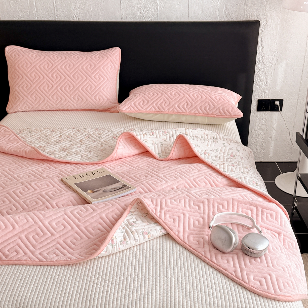 91家纺网 家纺一手货源 找家纺 妮可 2025新款四季款双面可用一面棉一面220克牛奶绒夹棉床单床盖 粉芙-漫花