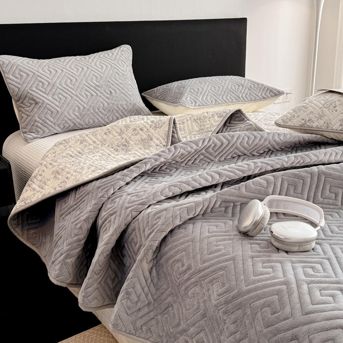 91家纺网 家纺一手货源 找家纺 妮可 2025新款四季款双面可用一面棉一面220克牛奶绒夹棉床单床盖 灰茉-格调