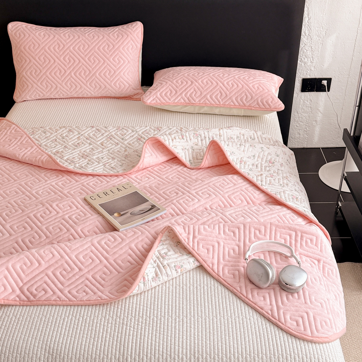 91家纺网 家纺一手货源 找家纺 妮可 2025新款四季款双面可用一面棉一面220克牛奶绒夹棉床单床盖 粉芙-漫花