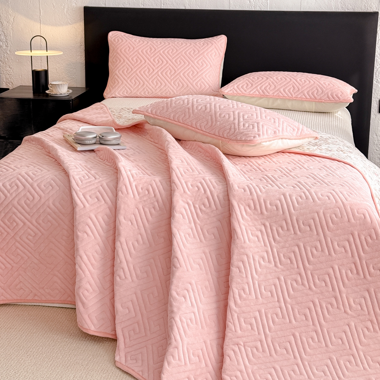 91家纺网 家纺一手货源 找家纺 妮可 2025新款四季款双面可用一面棉一面220克牛奶绒夹棉床单床盖 粉芙-漫花