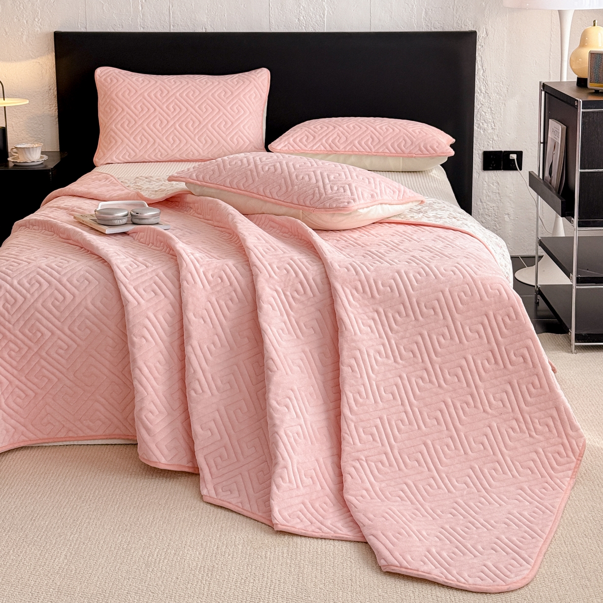 91家纺网 家纺一手货源 找家纺 妮可 2025新款四季款双面可用一面棉一面220克牛奶绒夹棉床单床盖 粉芙-漫花