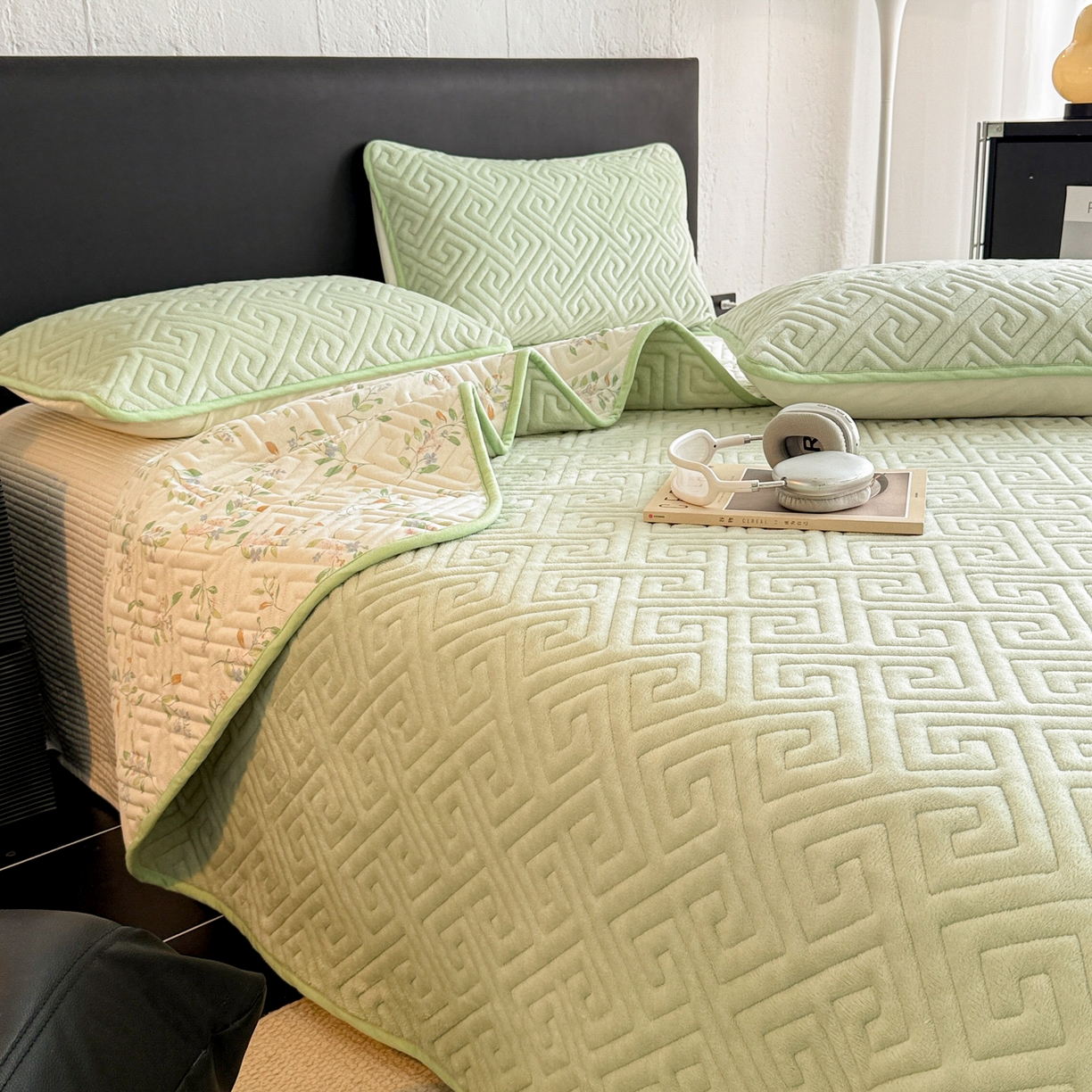 91家纺网 家纺一手货源 找家纺 妮可 2025新款四季款双面可用一面棉一面220克牛奶绒夹棉床单床盖 绿茉-遇见