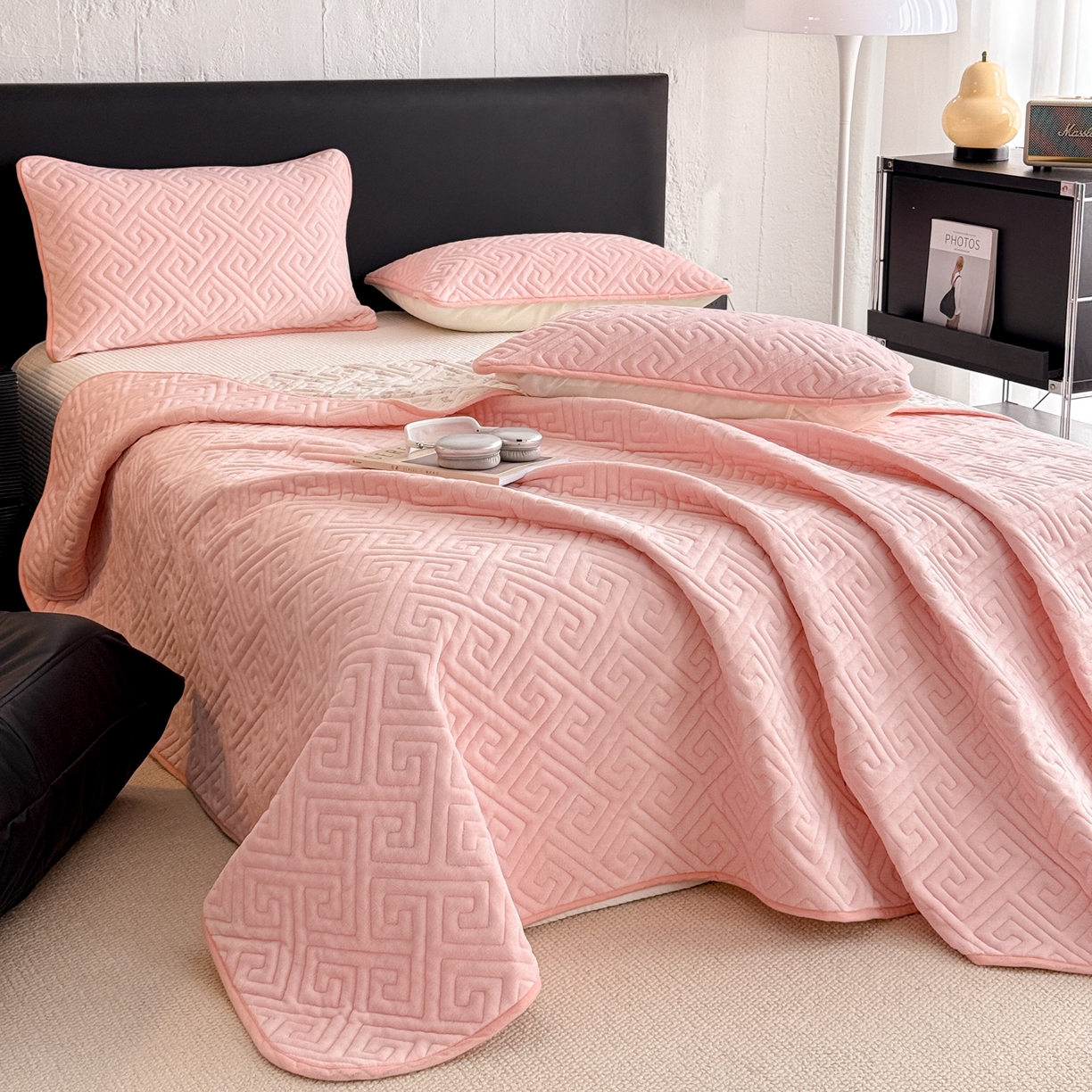 91家纺网 家纺一手货源 找家纺 妮可 2025新款四季款双面可用一面棉一面220克牛奶绒夹棉床单床盖 粉芙-漫花