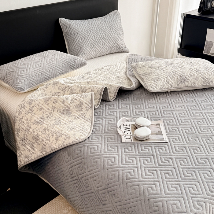 91家纺网 家纺一手货源 找家纺 妮可 2025新款四季款双面可用一面棉一面220克牛奶绒夹棉床单床盖 灰茉-格调