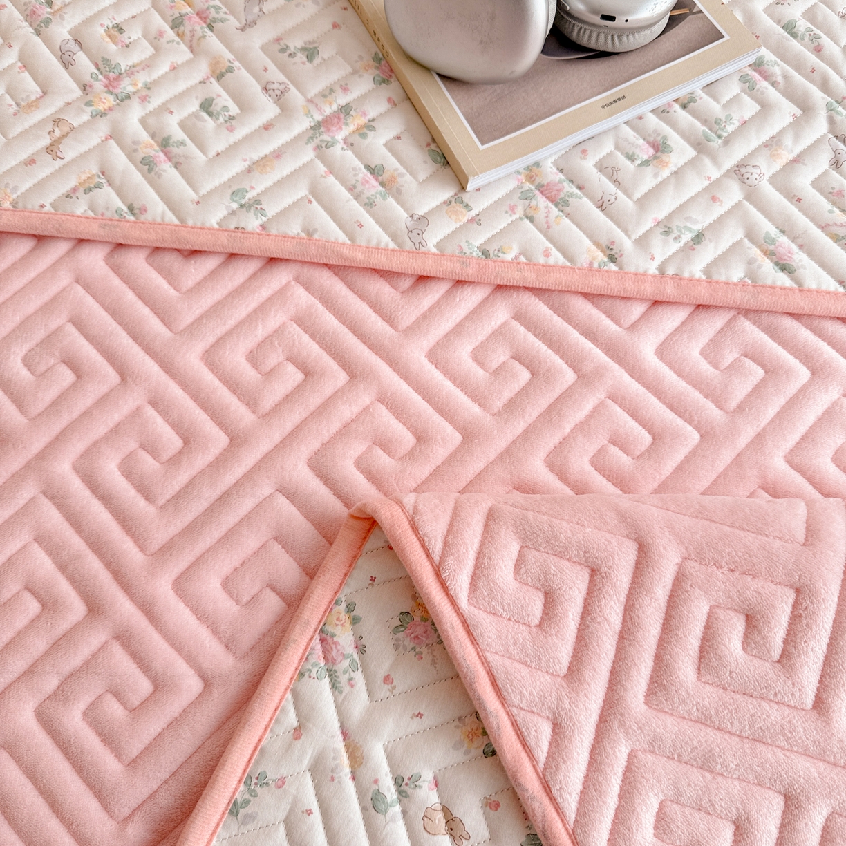 91家纺网 家纺一手货源 找家纺 妮可 2025新款四季款双面可用一面棉一面220克牛奶绒夹棉床单床盖 粉芙-漫花