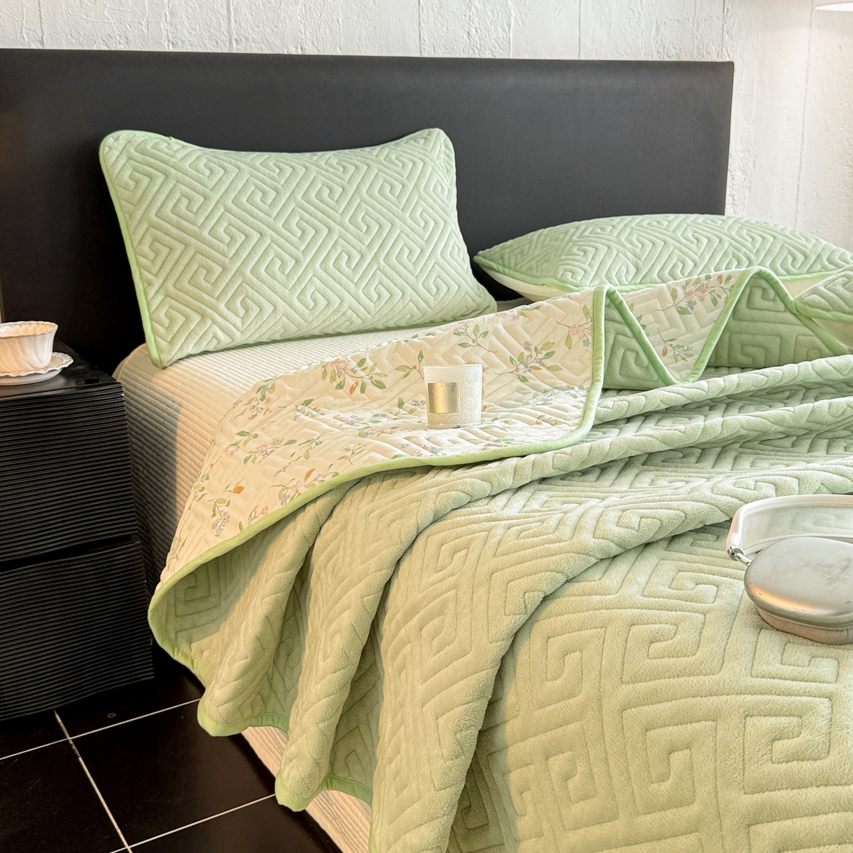 91家纺网 家纺一手货源 找家纺 妮可 2025新款四季款双面可用一面棉一面220克牛奶绒夹棉床单床盖 绿茉-遇见