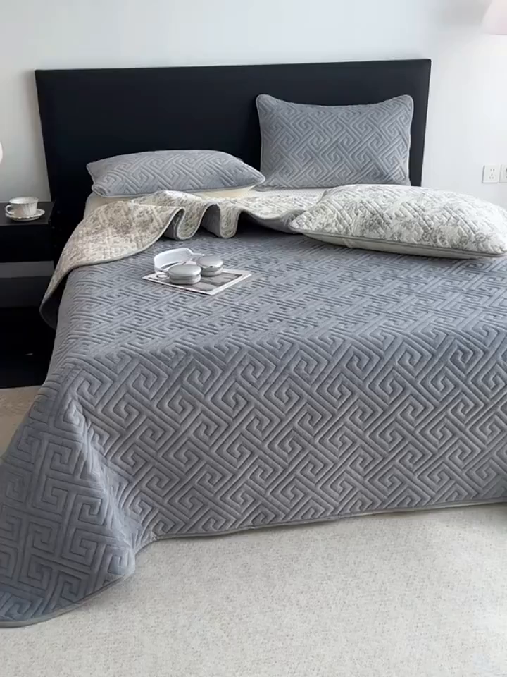 91家纺网 家纺一手货源 找家纺 妮可 2025新款四季款双面可用一面棉一面220克牛奶绒夹棉床单床盖 灰茉-格调