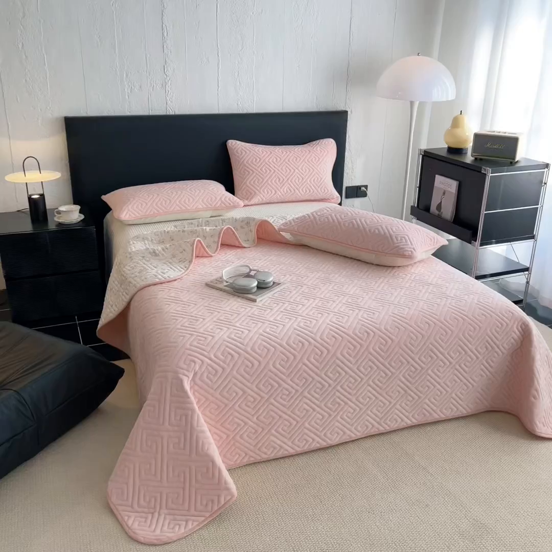 91家纺网 家纺一手货源 找家纺 妮可 2025新款四季款双面可用一面棉一面220克牛奶绒夹棉床单床盖 粉芙-漫花