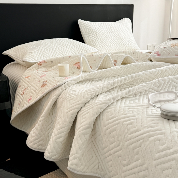 91家纺网 家纺一手货源 找家纺 妮可 2025新款四季款双面可用一面棉一面220克牛奶绒夹棉床单床盖 奶芙-小美满