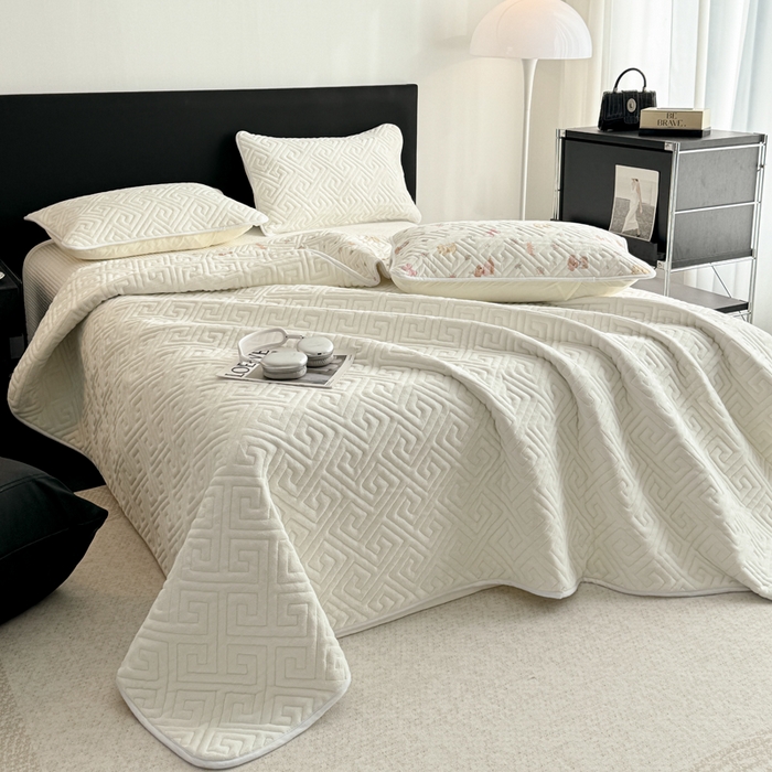 91家纺网 家纺一手货源 找家纺 妮可 2025新款四季款双面可用一面棉一面220克牛奶绒夹棉床单床盖 奶芙-小美满