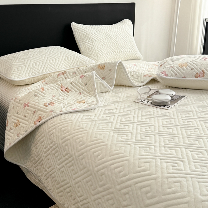 91家纺网 家纺一手货源 找家纺 妮可 2025新款四季款双面可用一面棉一面220克牛奶绒夹棉床单床盖 奶芙-小美满