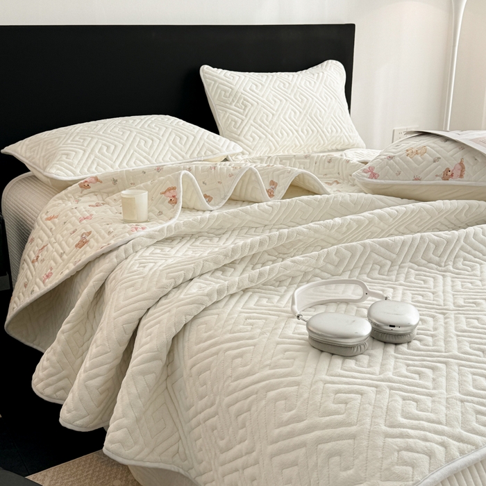 91家纺网 家纺一手货源 找家纺 妮可 2025新款四季款双面可用一面棉一面220克牛奶绒夹棉床单床盖 奶芙-小美满