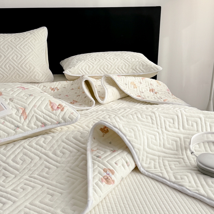 91家纺网 家纺一手货源 找家纺 妮可 2025新款四季款双面可用一面棉一面220克牛奶绒夹棉床单床盖 奶芙-小美满