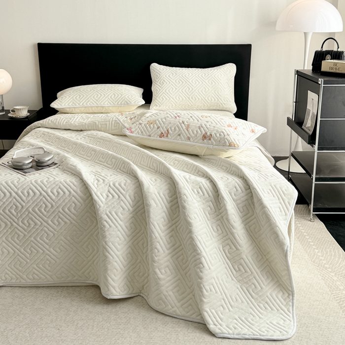 91家纺网 家纺一手货源 找家纺 妮可 2025新款四季款双面可用一面棉一面220克牛奶绒夹棉床单床盖 奶芙-小美满