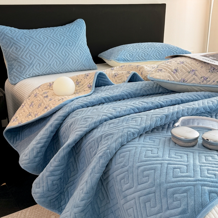 91家纺网 家纺一手货源 找家纺 妮可 2025新款四季款双面可用一面棉一面220克牛奶绒夹棉床单床盖 蓝芙-芳华