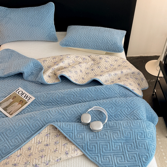 91家纺网 家纺一手货源 找家纺 妮可 2025新款四季款双面可用一面棉一面220克牛奶绒夹棉床单床盖 蓝芙-芳华