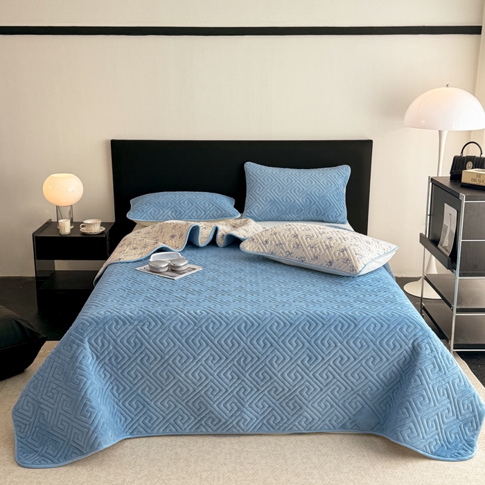 91家纺网 家纺一手货源 找家纺 妮可 2025新款四季款双面可用一面棉一面220克牛奶绒夹棉床单床盖 蓝芙-芳华