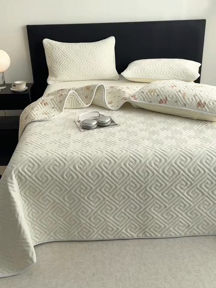 91家纺网 家纺一手货源 找家纺 妮可 2025新款四季款双面可用一面棉一面220克牛奶绒夹棉床单床盖 奶芙-小美满