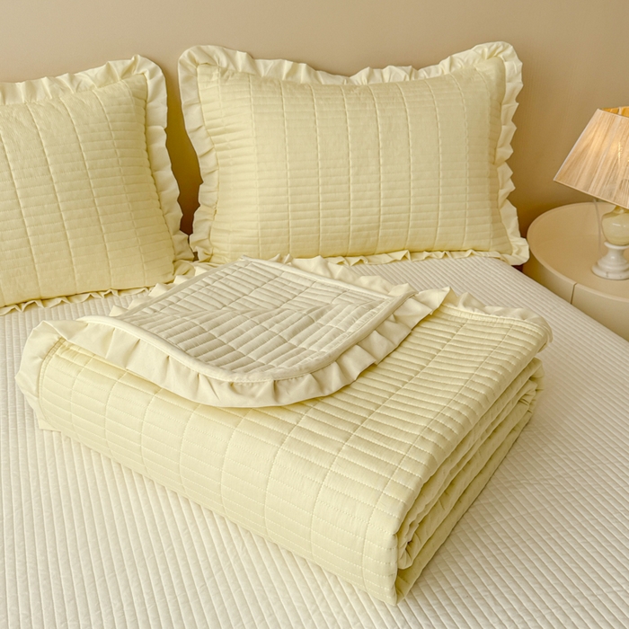 91家纺网 家纺一手货源 找家纺 妮可 2025新款荷叶边纯棉绗缝四季款多功能床盖 奶油黄