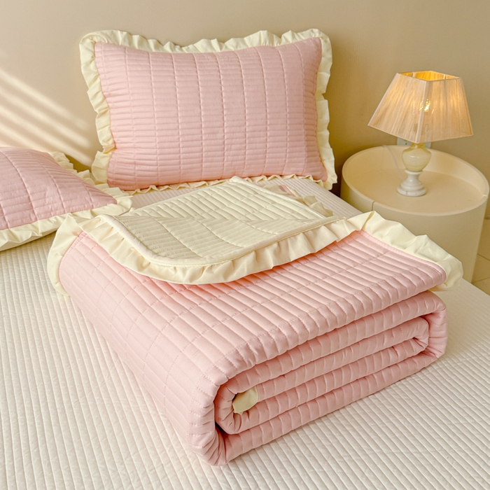 91家纺网 家纺一手货源 找家纺 妮可 2025新款荷叶边纯棉绗缝四季款多功能床盖 梦幻粉