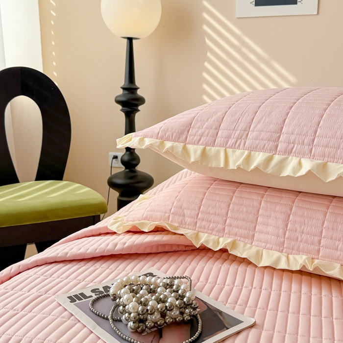 91家纺网 家纺一手货源 找家纺 妮可 2025新款荷叶边纯棉绗缝四季款多功能床盖 梦幻粉