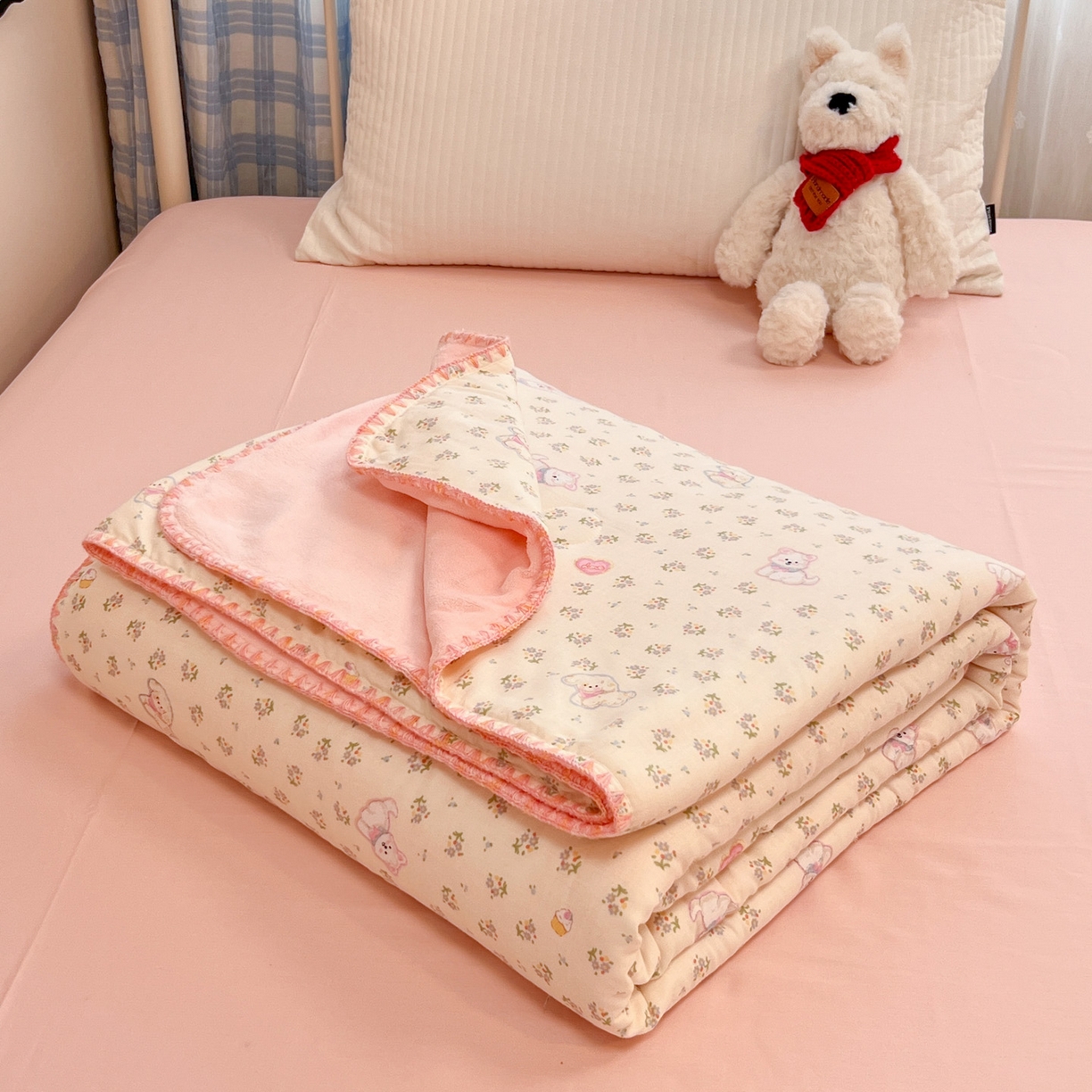 91家纺网 家纺一手货源 找家纺 妮可 2025新款三层夹棉全棉双层纱绒多功能盖毯被 甜甜小狗